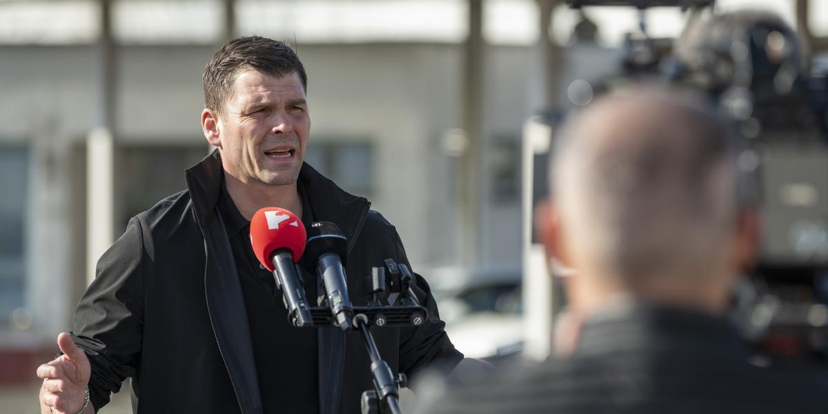 Czepek Gábor, az Energiaügyi Minisztérium parlamenti államtitkára sajtótájékoztatót tart a záhonyi magyar-ukrán határon március 11-én 