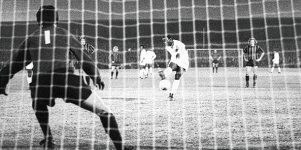 A brazil Santos színeiben Pelé ugyan gólt
lőtt 11-esből (képünkön), csapata így is
kikapott 3-2-re az angol harmadosztályú
Plymouth Argyle-től