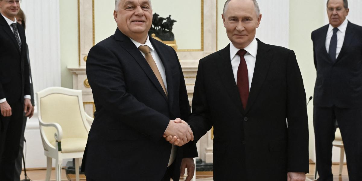 Igazuk van azoknak, akik rámutatnak,
hogy Orbán behívta az oroszokat a hatalom
megtartása végett