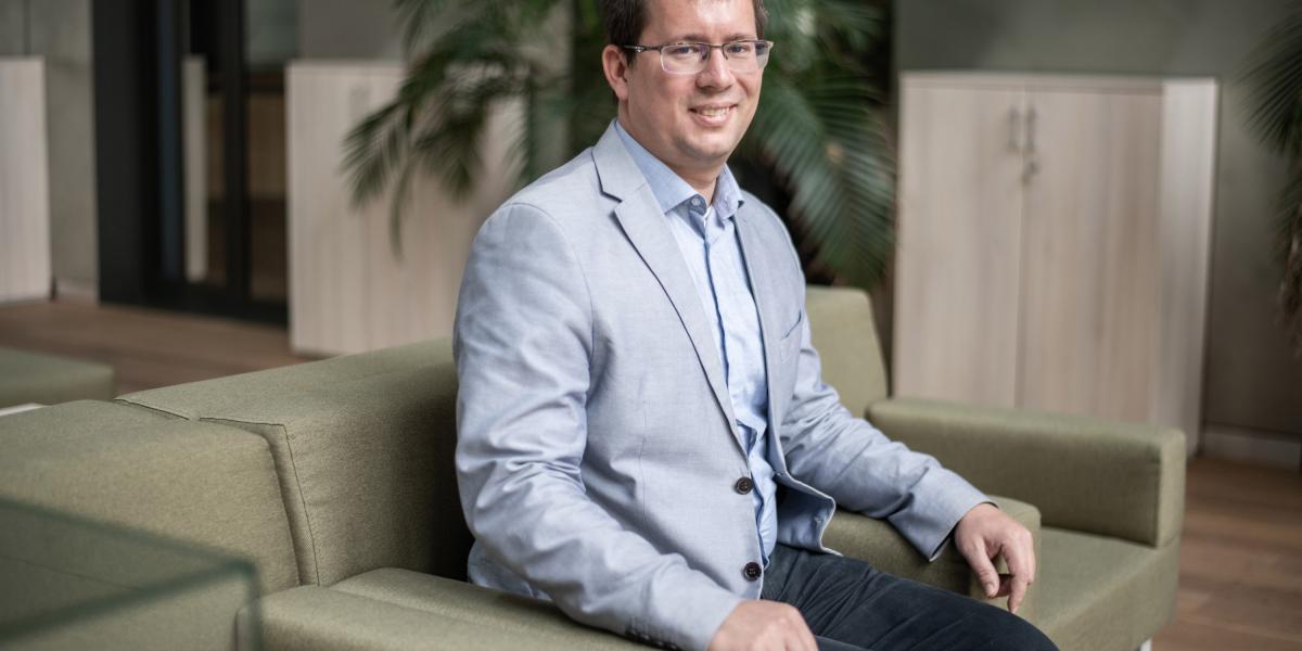 Oross Dániel szerint a háborús riogatás és az AI-kampány kevésbé hat a fiatalokra