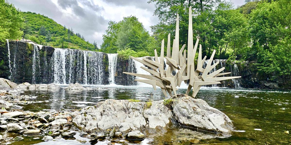 A térplasztika az egyik szabad alkotó műve a csodálatos festői környezetben