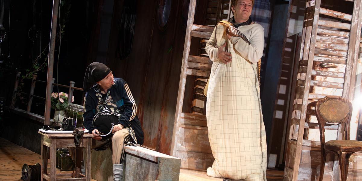 Ebben a produkcióban minden időn túlinak tűnik, mintha a szereplők is csak úgy itt maradtak volna, különösebb fogódzó és perspektíva nélkül