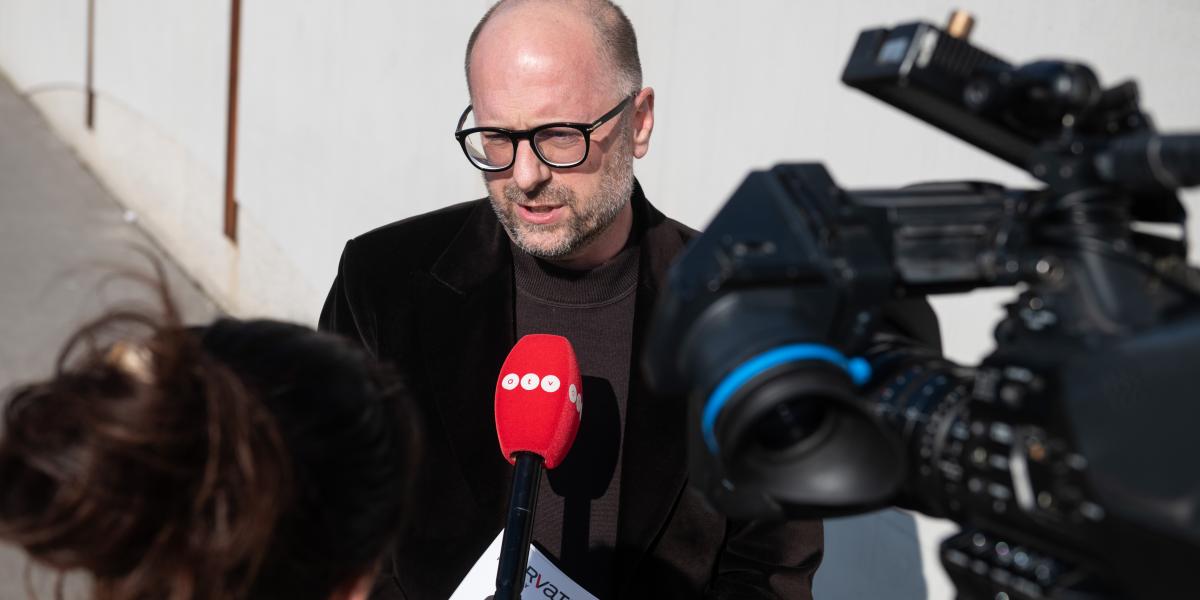 Horváth Lóránt a TEK központja előtt március 6-án 