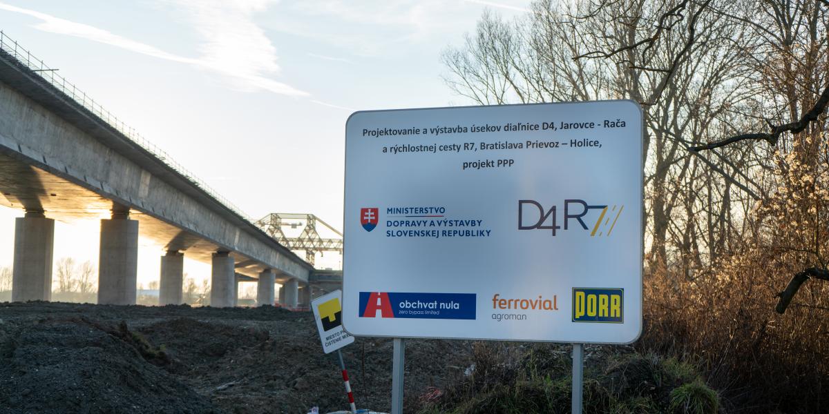 Illusztráció: A D4/R7-es autópálya egyik építési területe 