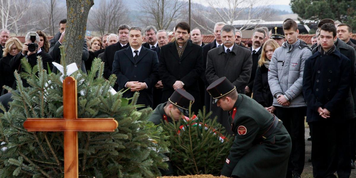 Szemben középen az első sorban Orbán Viktor miniszterelnök, Áder János köztársasági elnök és Kövér László, az Országgyűlés elnök