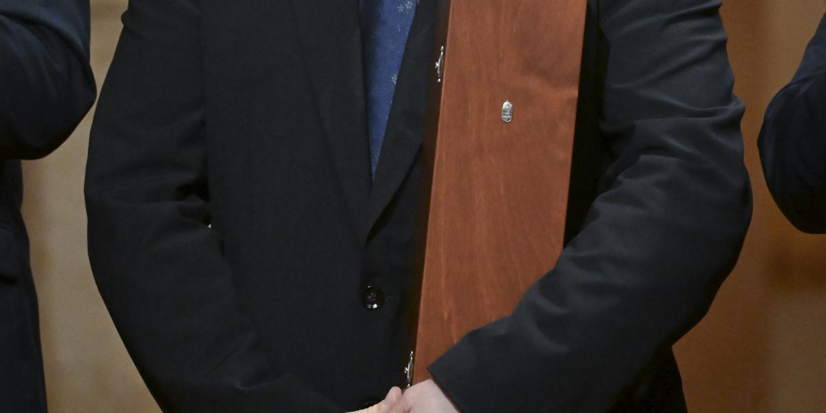 Lackfi János kezében a díja, a Kossuth- és Széchenyi-díjak ünnepélyes átadásán 2026. március 14-én.