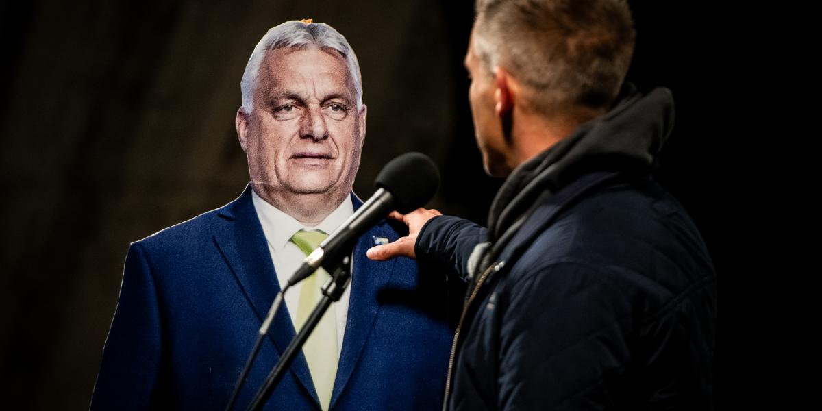 Magyar Péter egy Orbán-bábuval Oroszlányban szeptember 30-án 