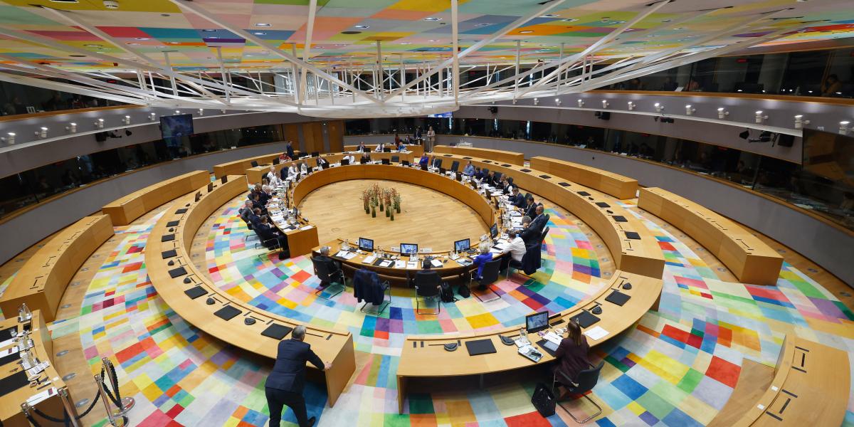 Orbán Viktor és az EU-s vezetők Volodimir Zelenszkij videóbejelentkezése közben