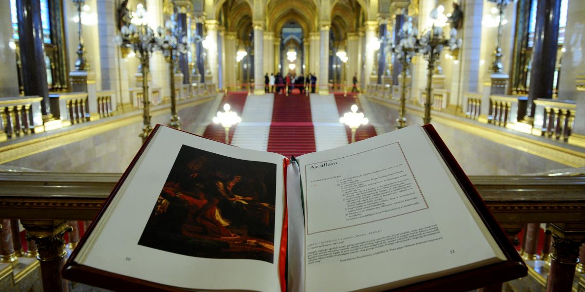  Feltétlenül szükség volna egy új, párt- és vallásfüggetlen, ugyanakkor tudományosan megalapozott és kidolgozott alaptörvényre