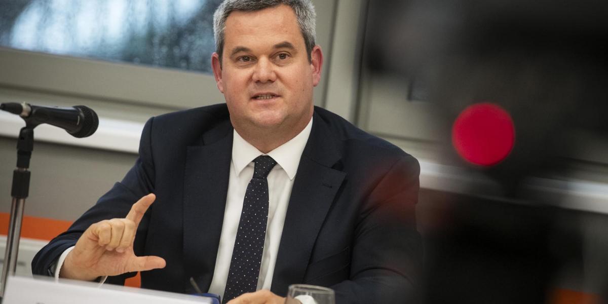 Az egészségügyért felelős államtitkár az utolsó pillanatokban tárgyal