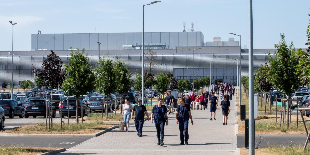 Folyamatosan ömlött a pénz az akkumulátor- és autógyáraknak adott támogatások révén;
