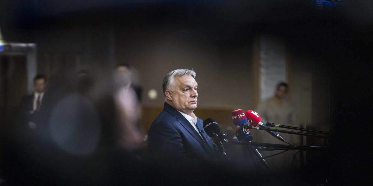 Orbán Viktor miniszterelnök nyilatkozik az EU-tagországok állam-, illetve kormányfőinek csúcstalálkozójáról távozva Brüsszelben 2026. március 20-án.