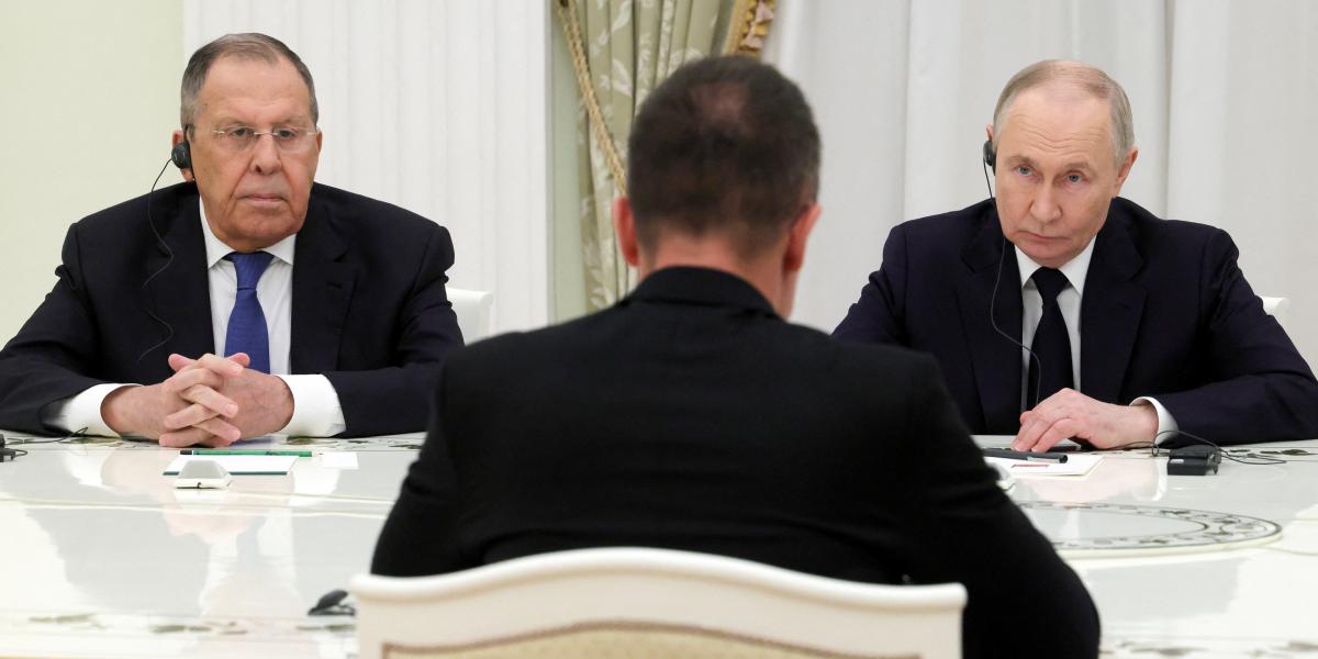 Vlagyimir Putyin fogadja Szijjártó Pétert a moszkvai Kreml Szenátusi palotájában 2026. március 4-én. Az elnök mellett Szergej Lavrov orosz külügyminiszter
