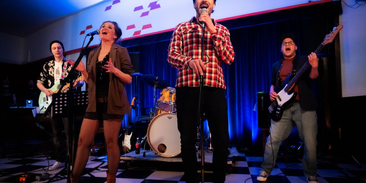 A Pintér Béla és Társulata koncertjén egy tűt sem lehetett leejteni az Átriumban