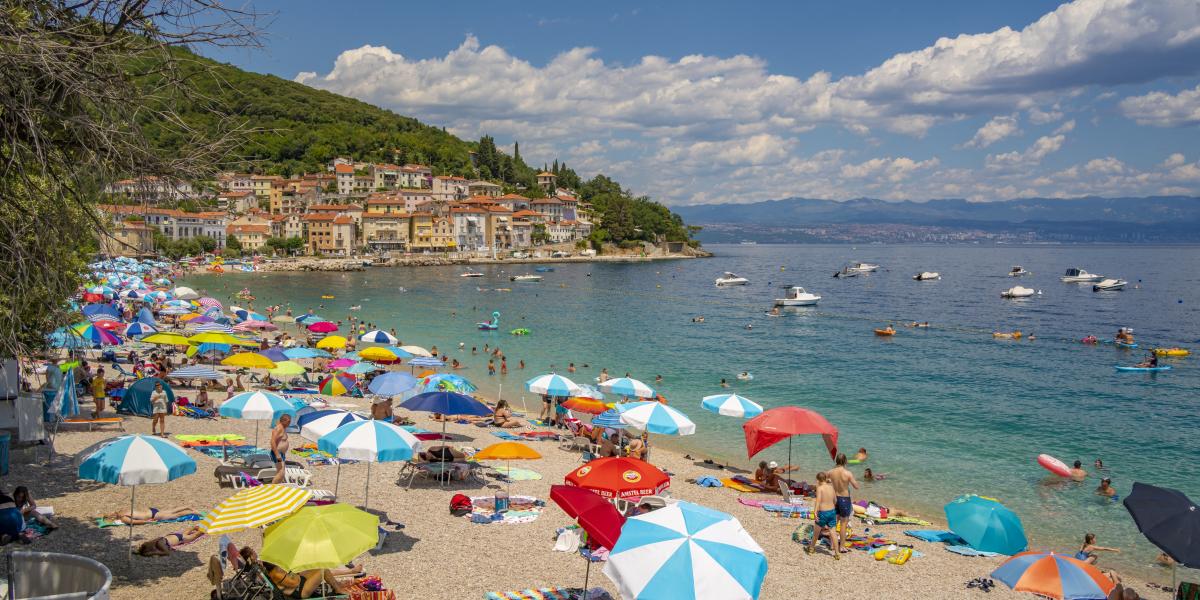 Nyáron sokan választják nyaralási helyszínnek a biztonságosnak tartott közeli tengerpartokat, például Horvátországot