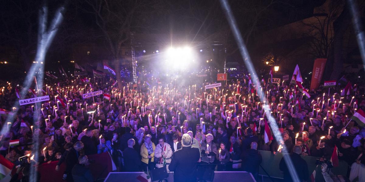 Orbán Viktor miniszterelnök, a Fidesz elnöke beszédet mond országjárásának kecskeméti állomásán, a Fõ téren 2026. március 23-án.