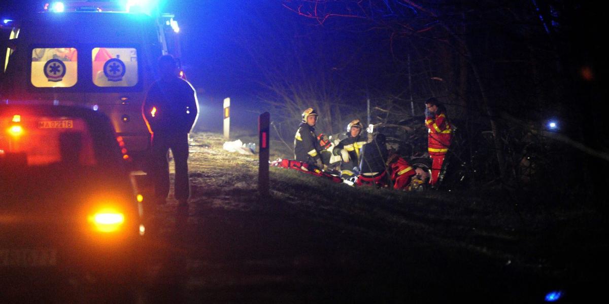 Mentősök és tűzoltók dolgoznak az 5-ös főút Pest megyei szakaszán. MTI Fotó: Mihádák Zoltán