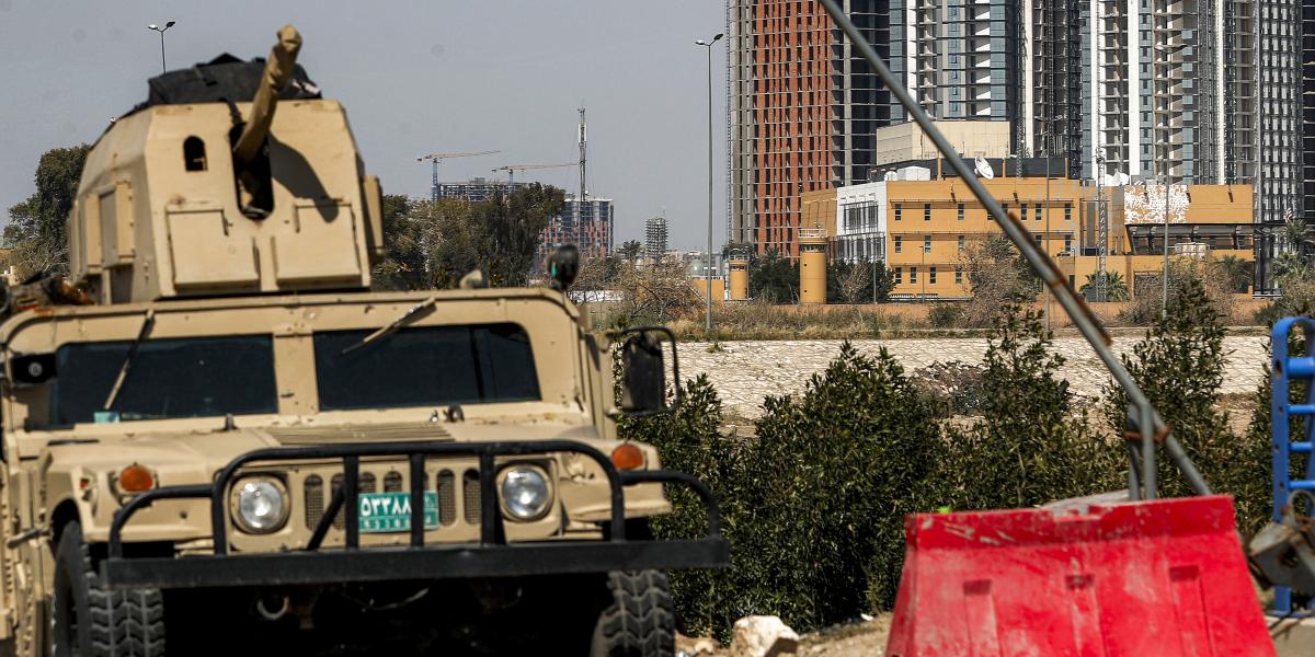 Az USA bagdadi nagykövetsége körül kijelölt biztonsági zónát őrző katonai egység március 18-án 