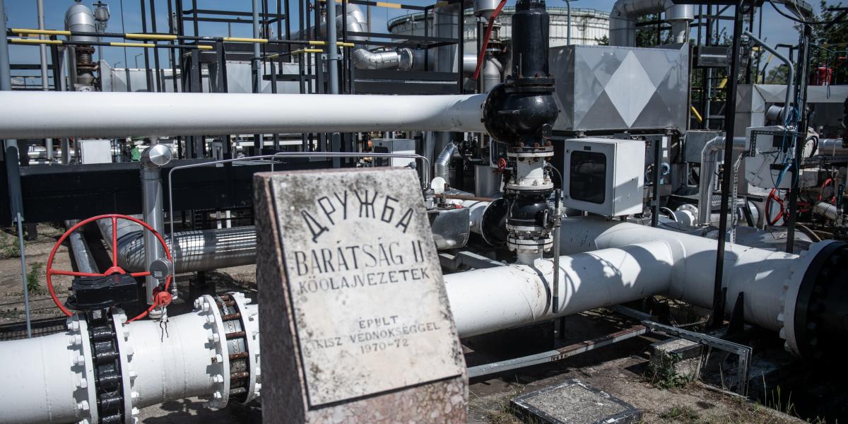 Illusztráció: A Barátság kőolajvezeték Százhalombattán.