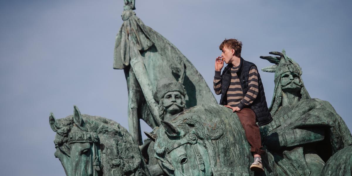 Képünk illusztráció, a  Magyar Kétfarkú Kutyapárt Legyen mindenki egyforma! elnevezésű békemenete 2024. április 12-én