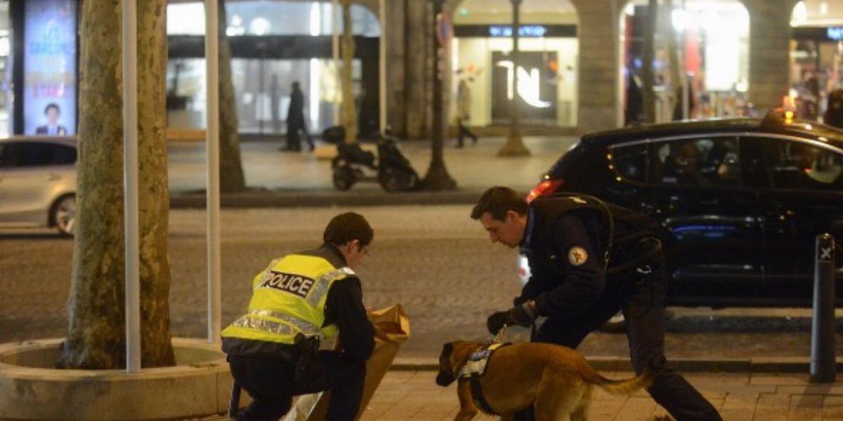 Francia rendőrök nyomoznak a Champs Elysees sugárúton azt követően, hogy egy fegyveres megsebesítette a baloldali Liberation nap