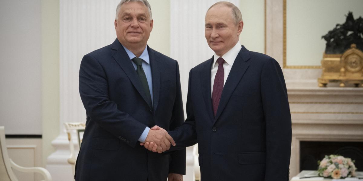  Két mosolygó ember. Orbán Viktor és Vlagyimir Putyin