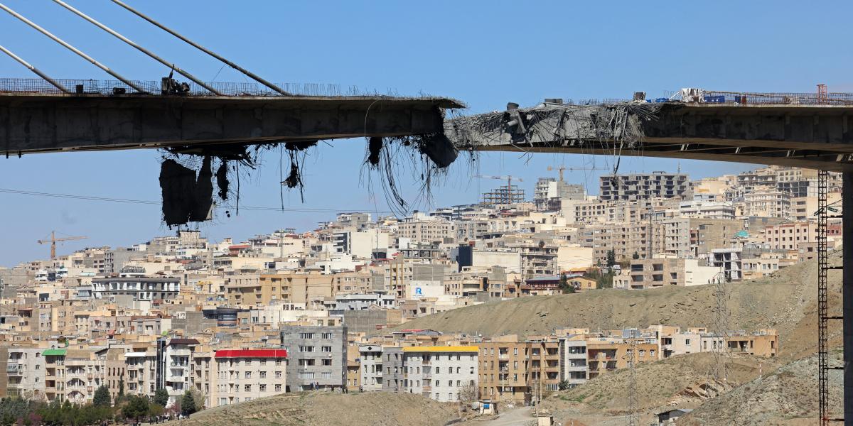 Az amerikai erők lebombázták a Teherán és Karadzs közötti 136 méter magas függőhidat, nyolc ember halálát és több mint száz sebesülését okozva