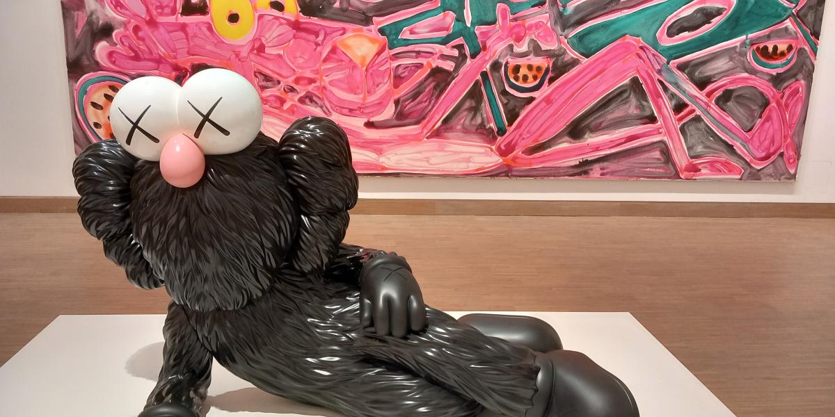 KAWS egyes alkotásai klasszikus műveket is idéznek – ez a szobra például Vénusz istennő jellegzetes, fekvő pózát