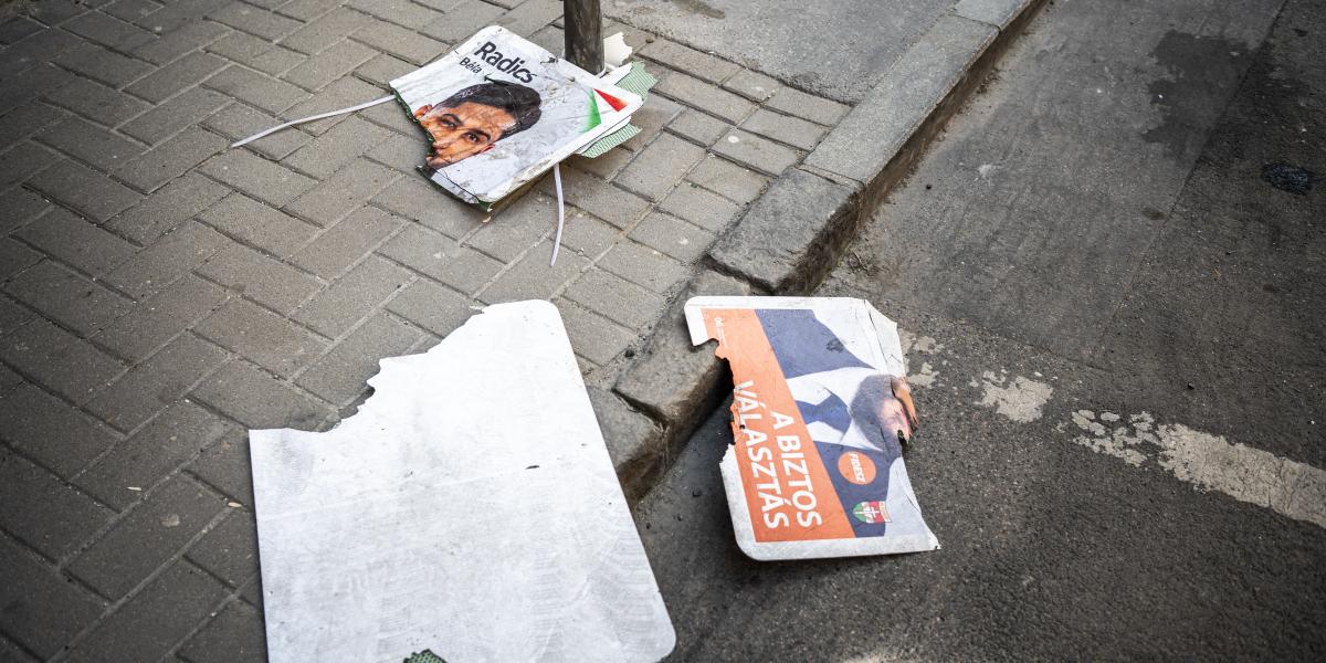 Budapesti csendélet. Fideszes plakát a földön. Befejeződhet az 1990-ben megkezdett, 2010-ben súlyosan megbicsaklott rendszerváltás