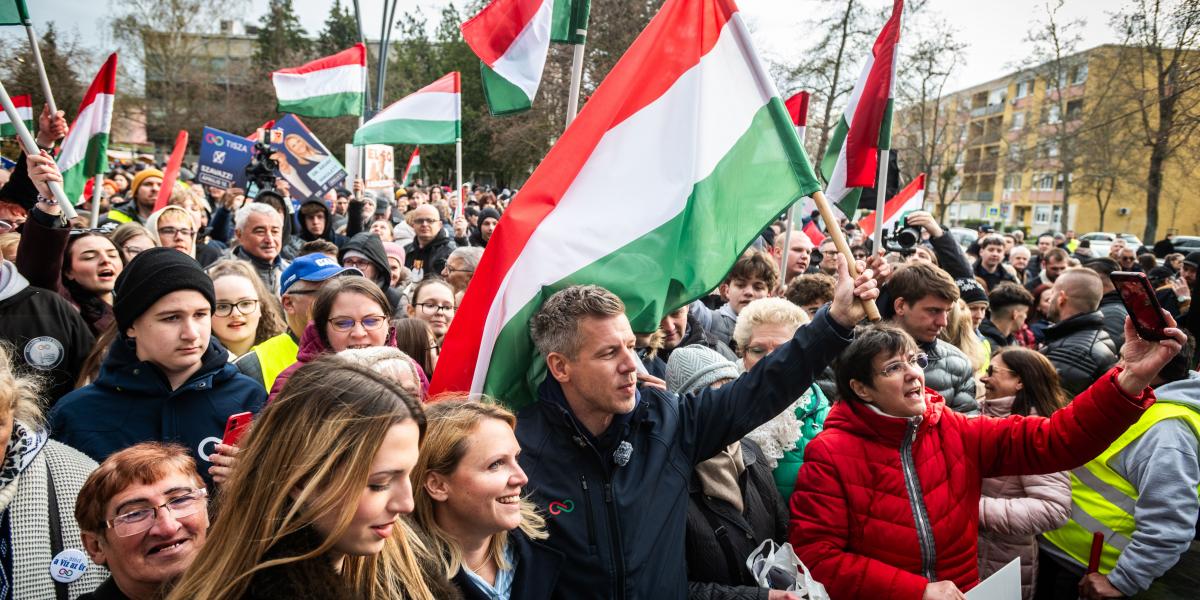 Magyar Péter az országjárásán az emberek között, Oroszlányban, március 28-án.