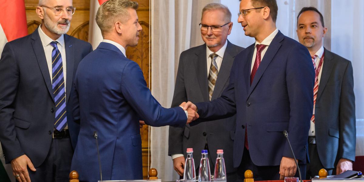 Magyar Péter és Gulyás Gergely az Országgyűlés alakuló ülését előkészítő tárgyaláson az Országházban 2026. április 17-én. 