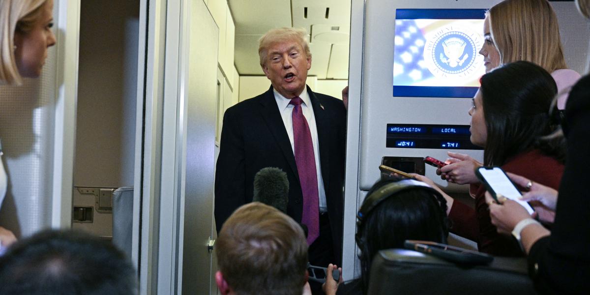 Dpnald Trump amerikai elnök a Phoenix-ből Washingtonba tartó elnöki különgépen 2026. április 17-én