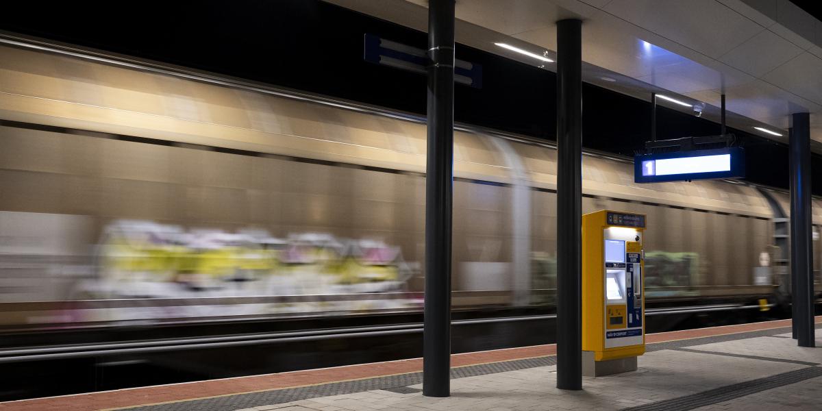 Kelebiára közlekedő teherszállító vonat halad át Soroksár vasútállomáson 2026. február 27-én