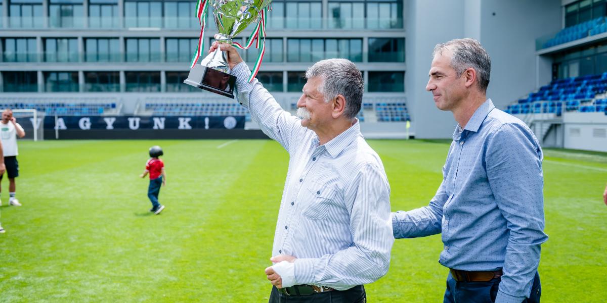 Kövér László átveszi a negyedik helyezettnek járó serleget Palágyi Szabolcstól, a Topolyai Sport Club vezérigazgatójától a III. Nemzeti Összetartozás Labdarúgó Torna eredményhirdetésén a topolyai TSC Arénában 2023. június 17-én 
