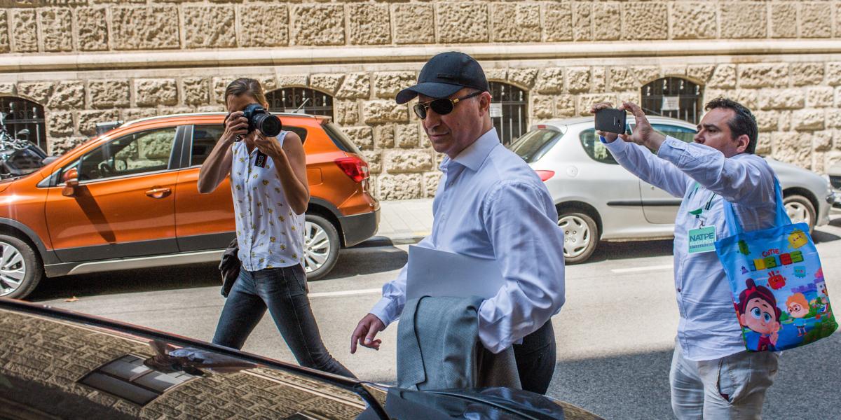 Nikola Gruevszki volt észak-macedón miniszterelnök távozik kiadatási tárgyalásáról a Fővárosi Törvényszéken 2019. június 27-én