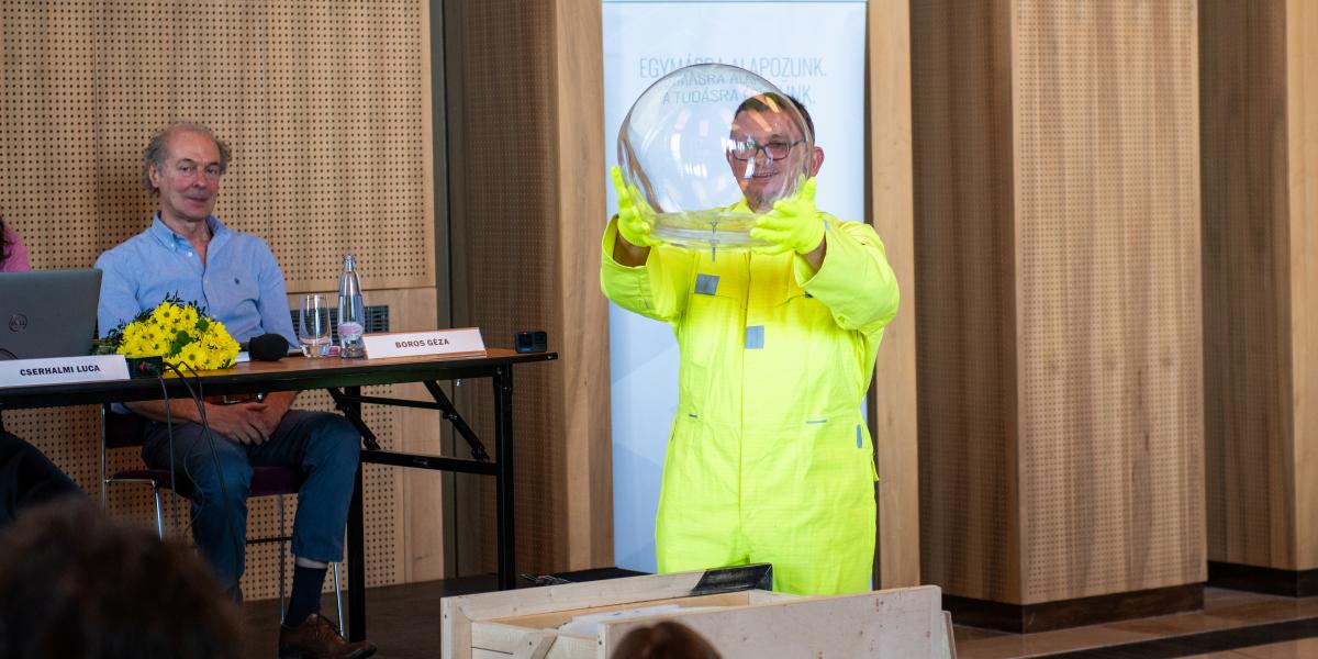 Koronczi Endre a sajtótájékoztatón megmutatta a kiállítása egyik fő művét, a legfontosabb sóhajt