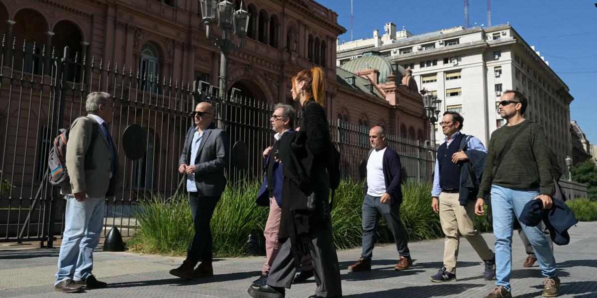 Újságírük egy csoportja az elnöki palota előtt. 