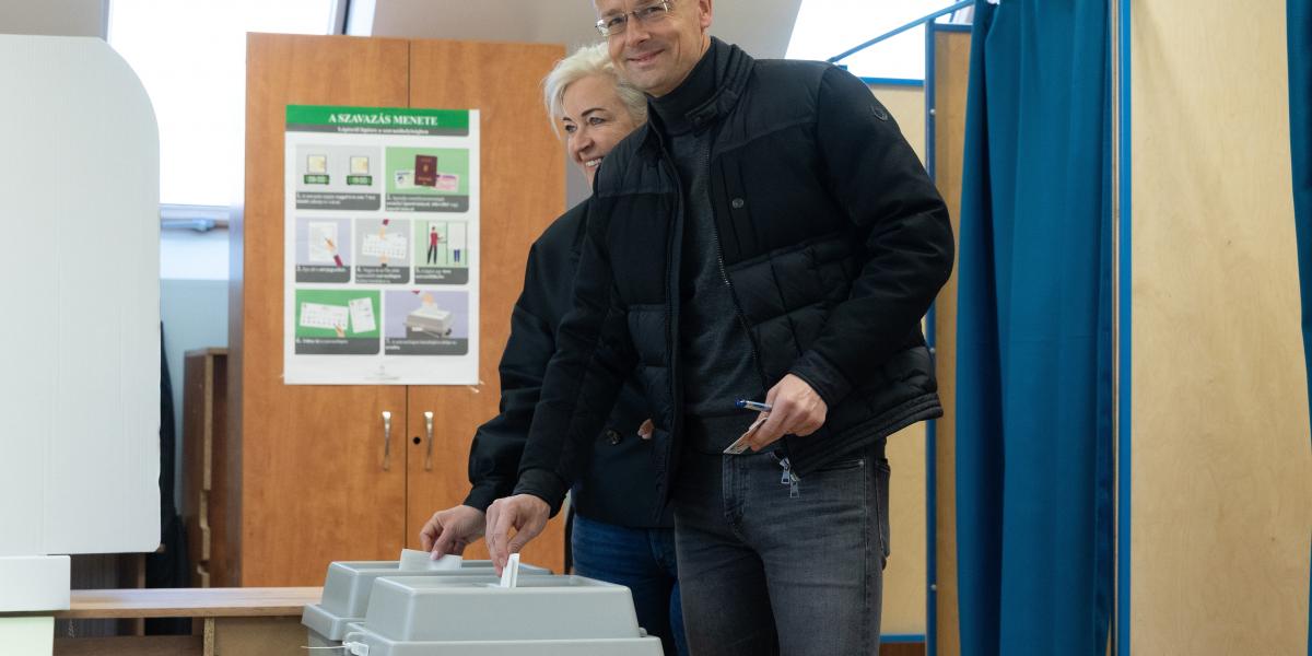 Szijjártó Péter és felesége, Szijjártó-Nagy Szilvia leadja szavazatát az országgyűlési választáson Dunakeszin