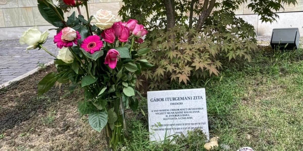Gábor (Turgeman) Zita emléktáblája a budapesti Páva utcai Holokauszt Emlékközpont udvarán