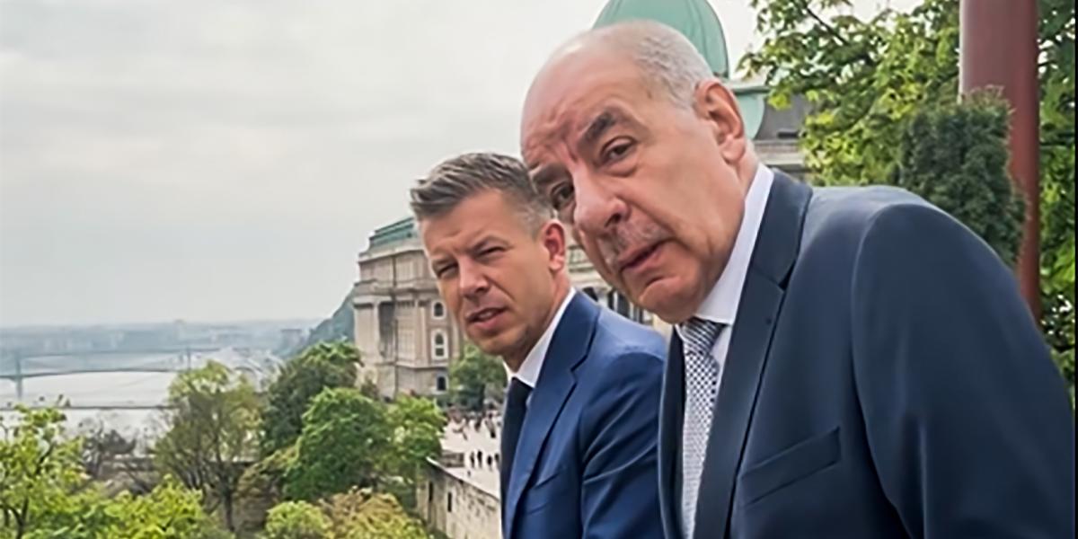 Magyar Péter leendő kormányfő és Sulyok Tamás jelenlegi államfő megpillantja a szomszédos erkélyen olvasgató leköszönő miniszterelnököt