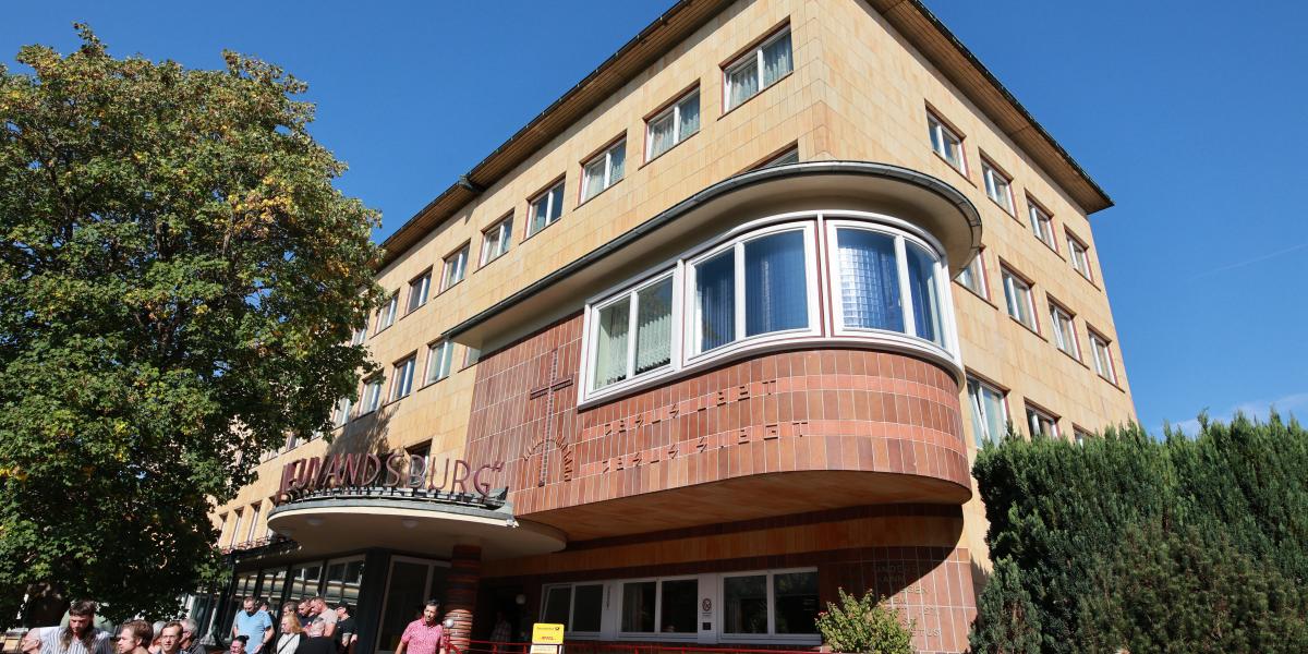 A program egyik legdrámaibb eleme a Bauhaus elleni támadás