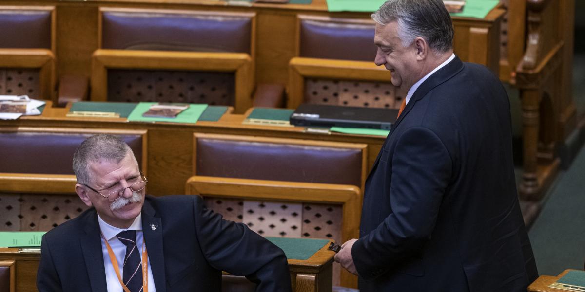 A bajszos Kövér László ül, a mosolygós Orbán Viktor áll. Háttérbe vonul a két barát