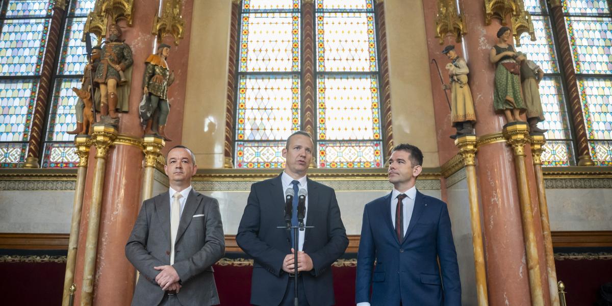 Apáti István, Toroczkai László és Novák Előd az Országgyűlés alakuló ülését előkészítő tárgyalás után tartott sajtótájékoztatójukon április 28-án 