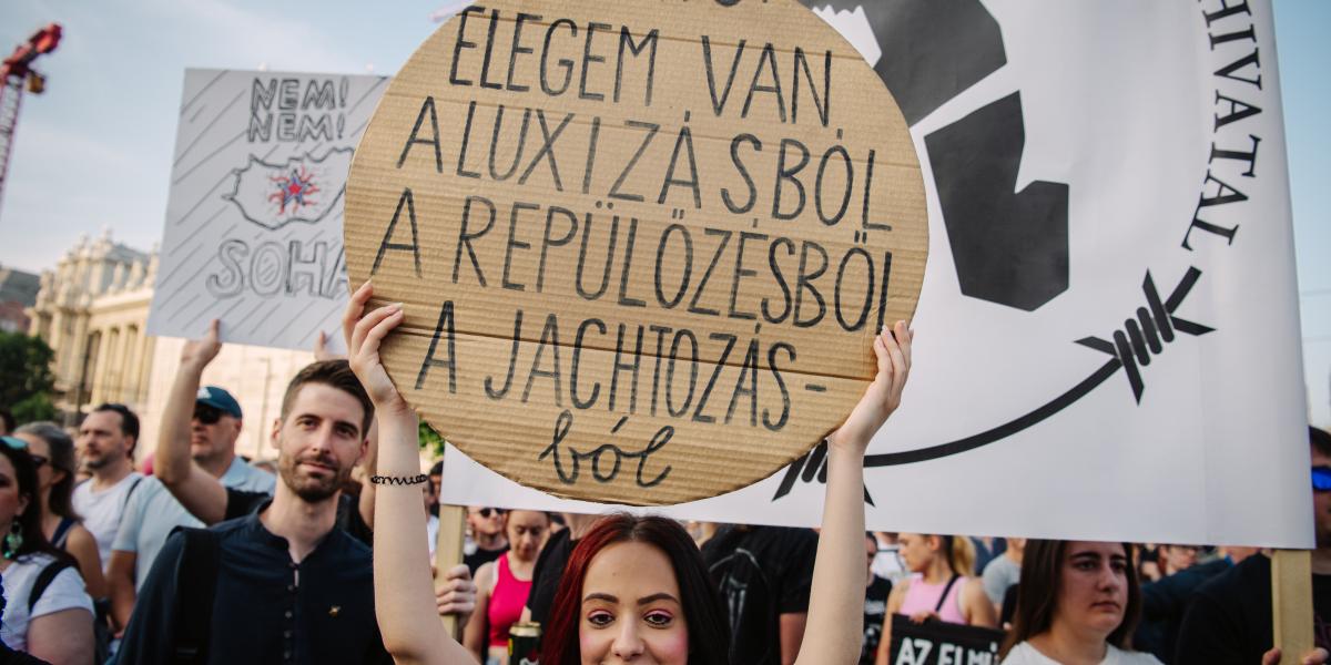 A luxizásnak vége, de a vagyont kimentenék az országból