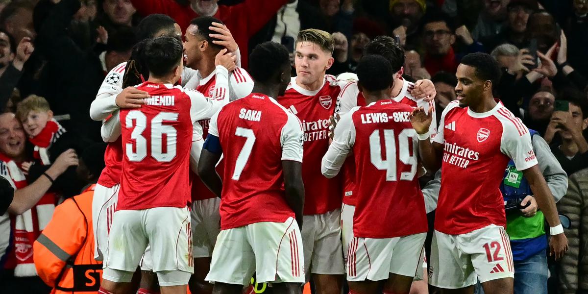 Az Arsenal játékosai a ligaszakaszban szerzett gólt ünneplik az Atlético Madrid ellen 4-0-ra megnyert mérkőzésen