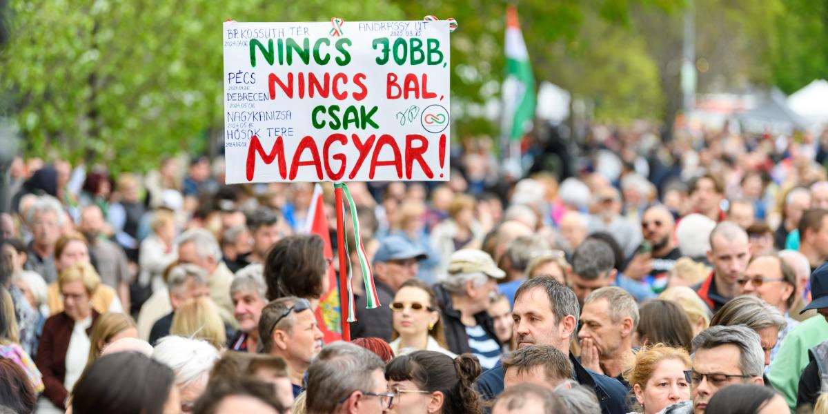 A Tisza hívei.
Sokak számára
erős élmény volt
Magyar Péter
megszólalása,
nem azért, mert
egy kész rendszer-
alternatívát
kínált, hanem
mert egy másik
emberképet
villantott fel