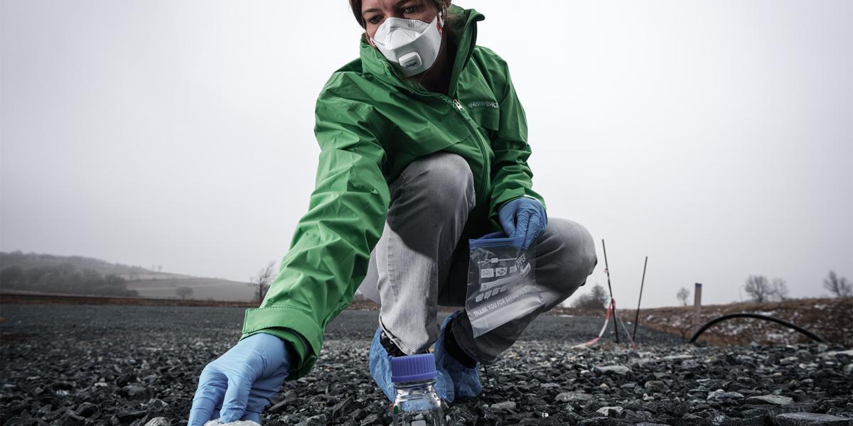 A Greenpeace Österrerich munkatársa azbesztmintagyűjtés közben