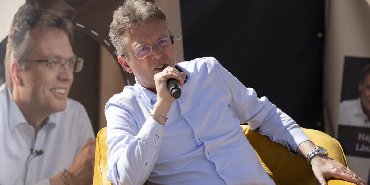 Hankó Balázs kultúráért és innovációért felelős miniszter az Igyunk egy kávét, őszinte beszélgetések Hankó Balázzsal című kötetének bemutatóján 2026. április 5-én.