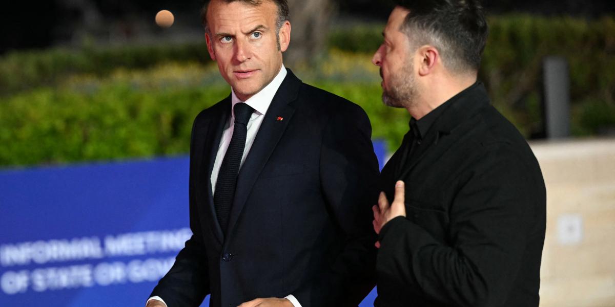 Emmanuel Macron francia elnök és Zelenszkij sétálnak a ciprusi informális csúcs helyszínén. Az ukrán elnök csalódottan tapasztalta, hogy a tagállamok nem lelkesednek hazája gyors csatlakozásáért