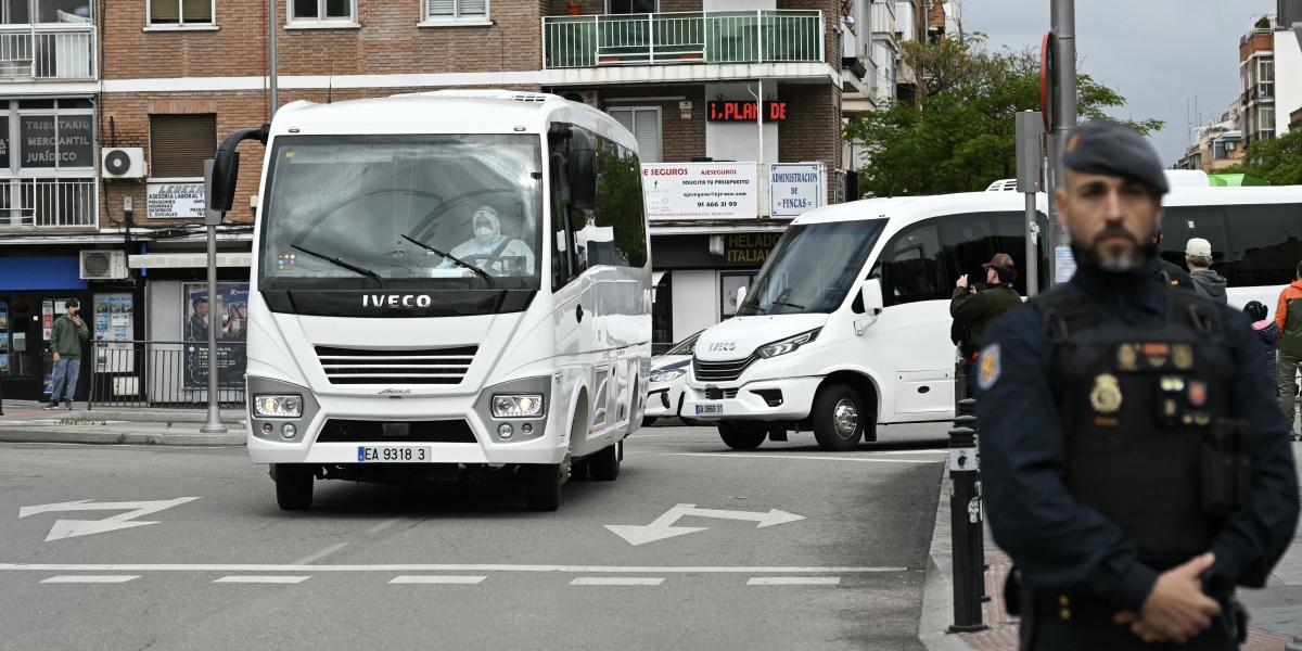Busszal érkeznek az evakuált spanyolok a madridi katonai kórházba